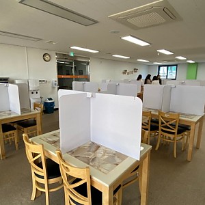 코로나19 확산 예방을 위한 식당 칸막이 설치